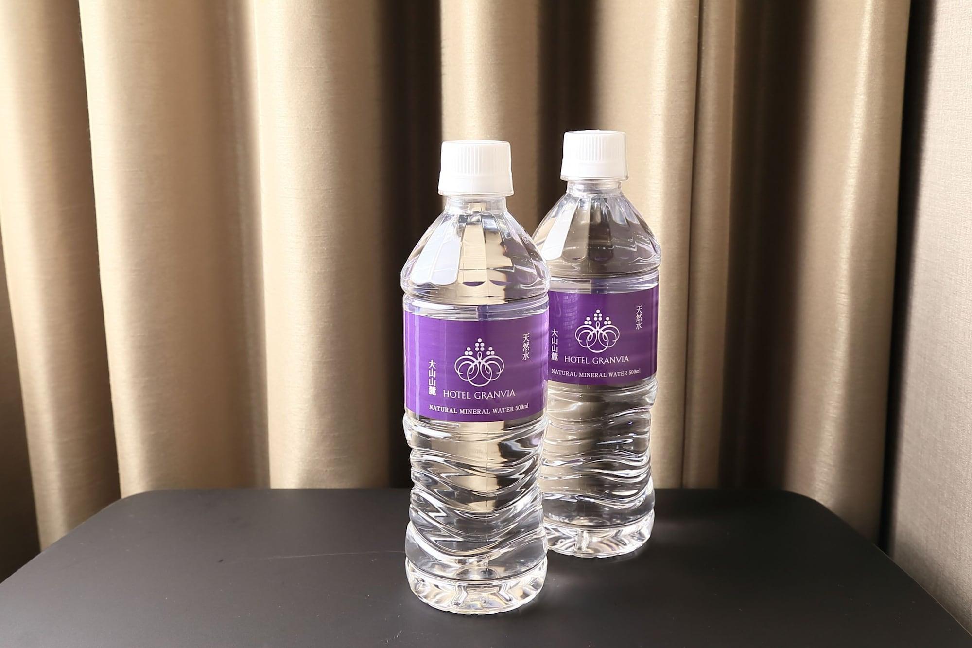 Hotel Granvia Kyoto Exterior foto Bottled water